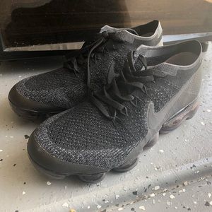 Black flyknit vapormax